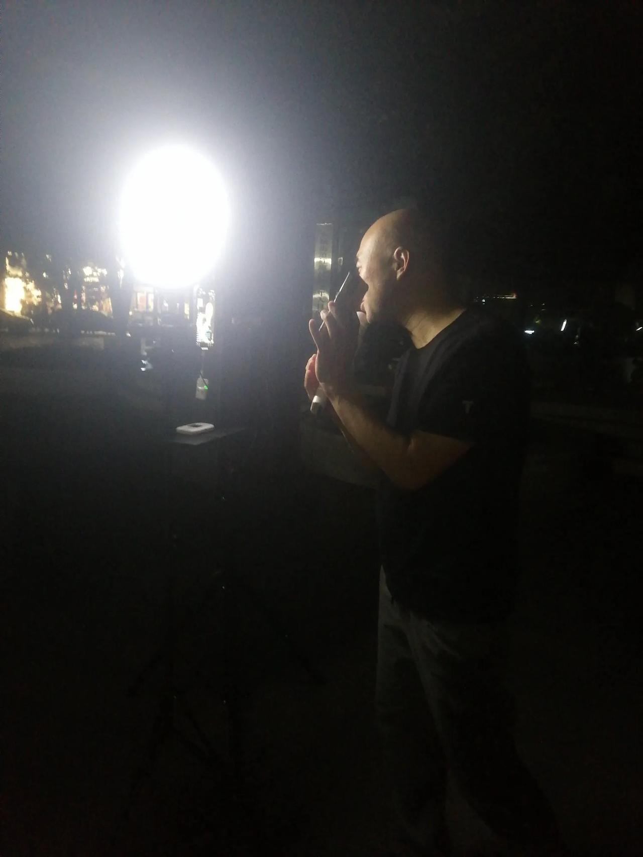 #下联：月明风清夜露寒，诚邀上联#灯红酒绿歌声暖，这幅对联怎么样，上联富人们在酒