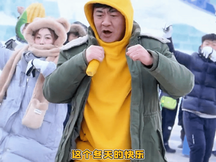 哈尔滨冰雪大世界玉米摇男团出道 被哈尔滨的玉米摇洗脑了 谁能拒绝冰城左右哥的新活