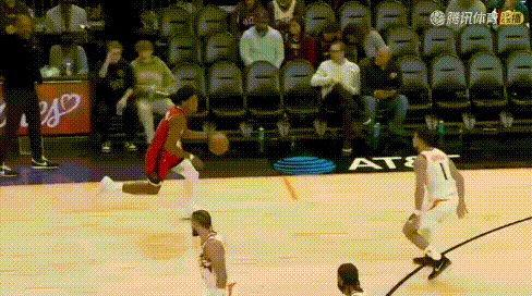 阿门身上吊着布克2+1——真小字母哥！
图1-2：这球好恐怖，布克从后面把全身的