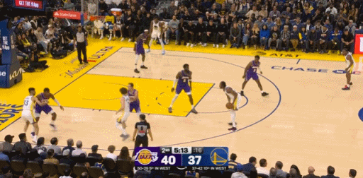 艾顿怎么连个防守篮板都搞不定？

勇士上来一个2米08的贝西，就把湖人内线给爆了