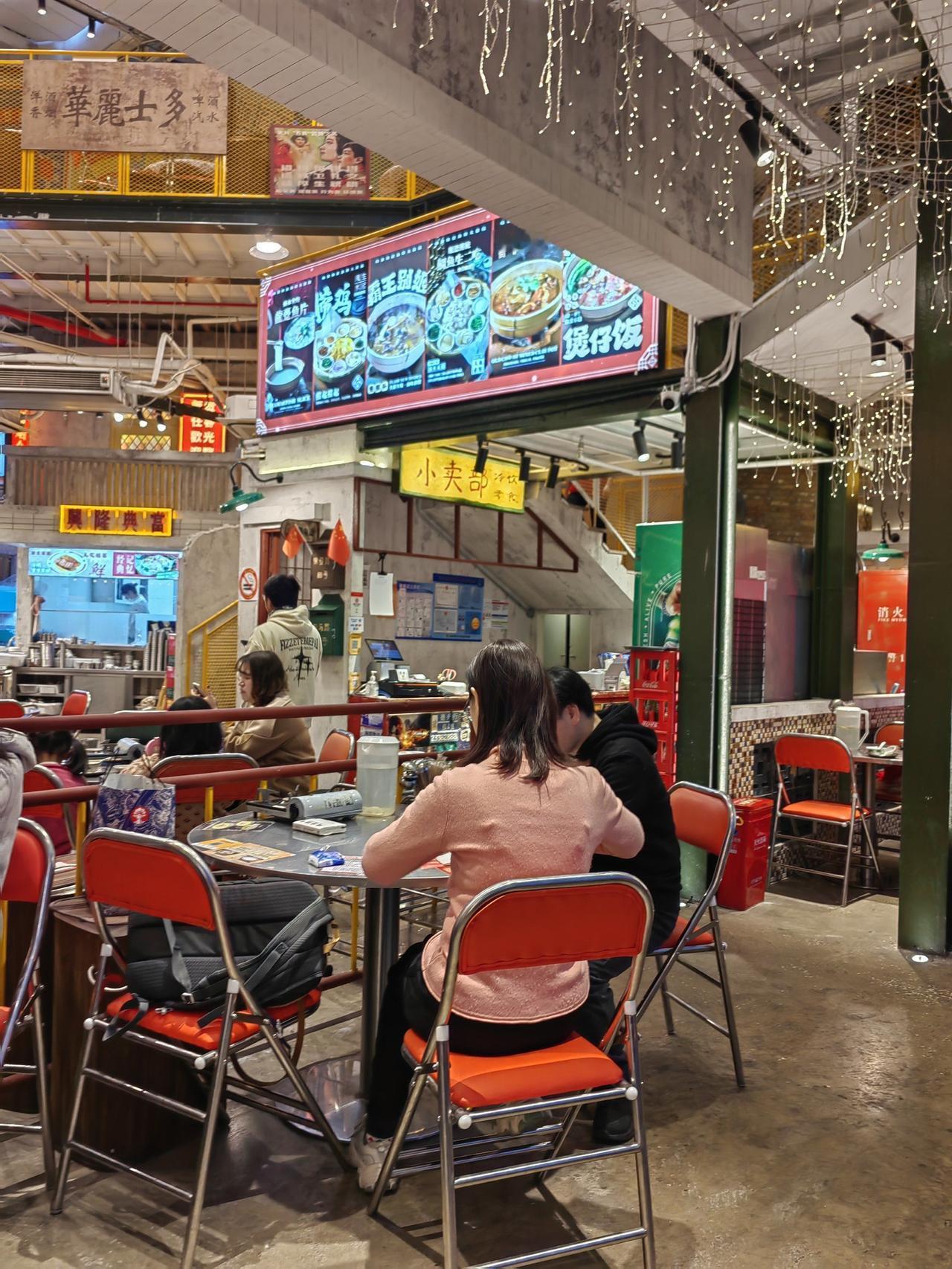 香港餐饮业出现倒闭潮，部分餐厅甩锅深圳抢客，但我觉得香港餐饮业就是奴工理论的完美