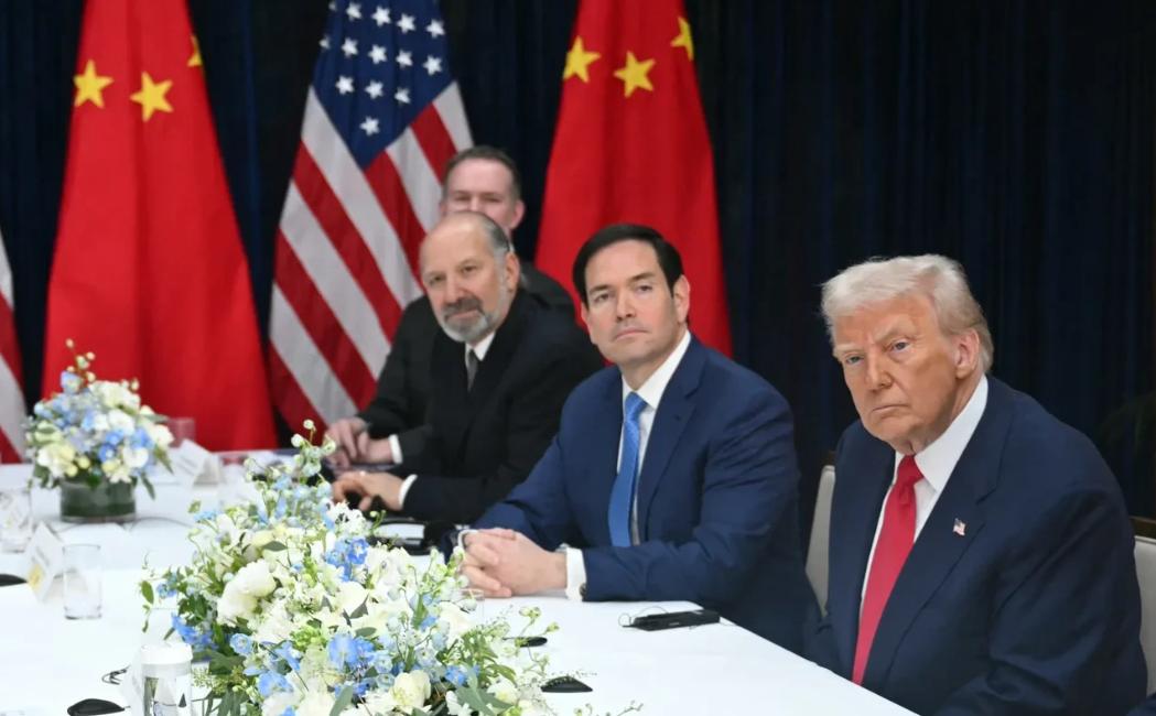 中美元首釜山会晤，两分钟的开场白，特朗普表示，非常荣幸见到非常杰出、备受尊敬的伟