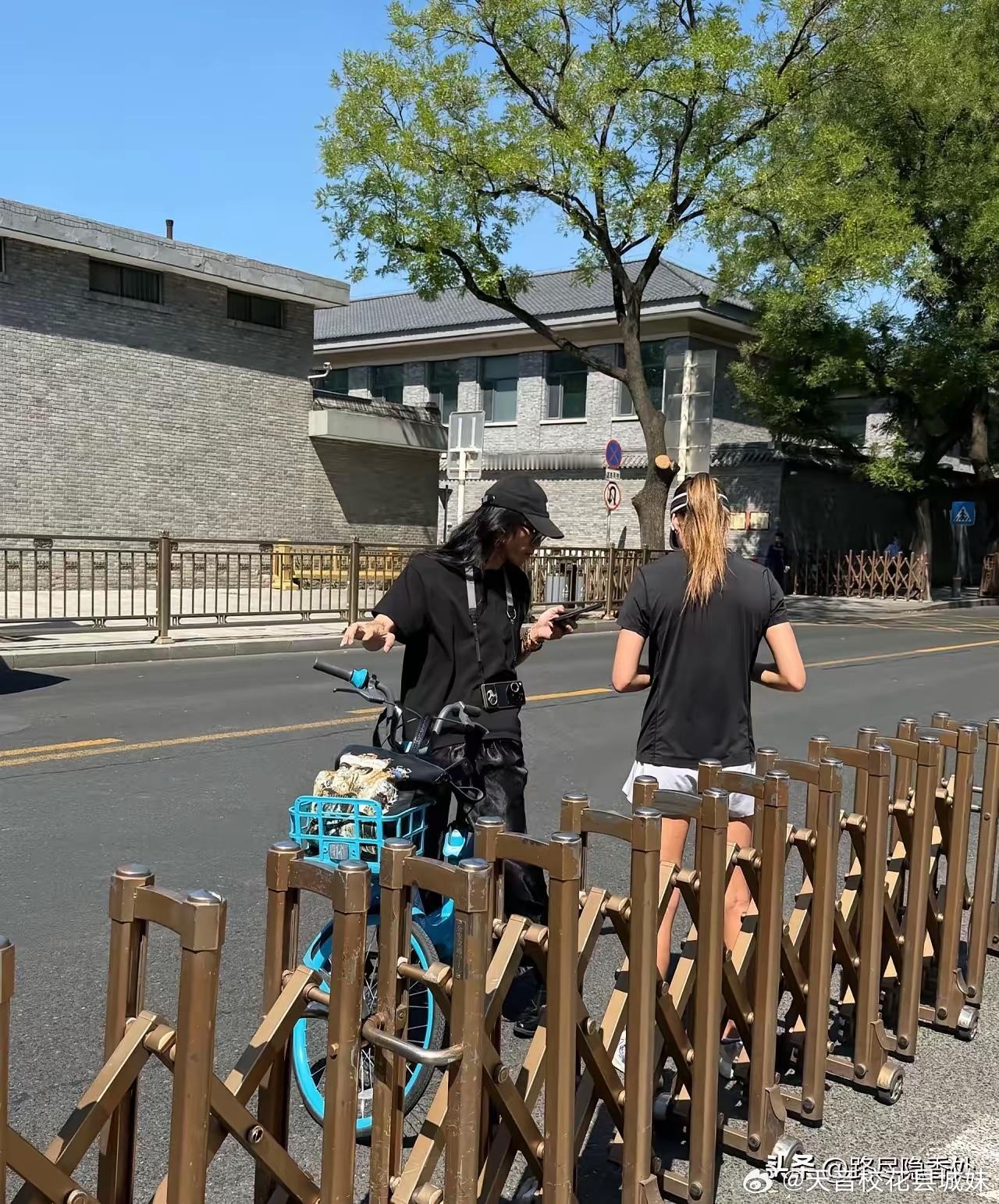 三里屯偶遇谷爱凌跑步，这也太自律了吧，想不喜欢都难。 ​​​