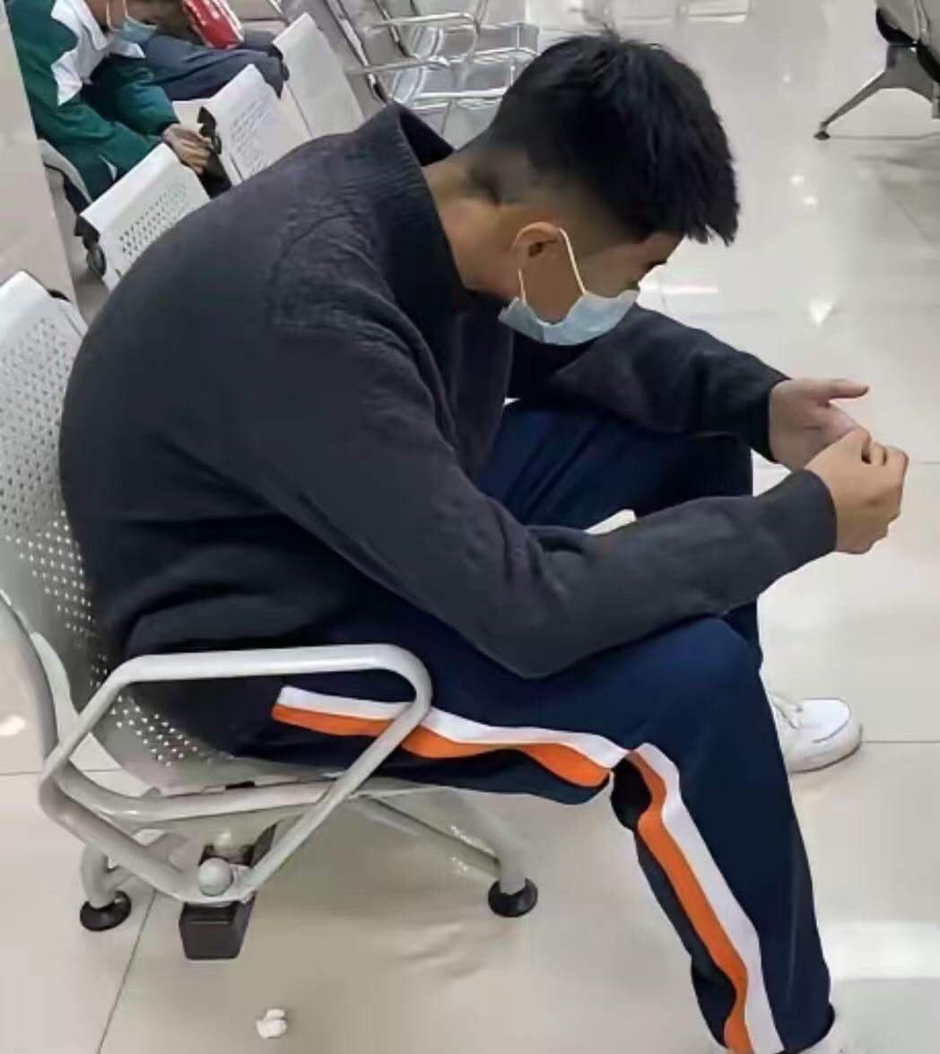 父亲抢救急需用钱，14岁男孩在医院给亲戚打了一圈电话，他们全说没钱！男孩心寒不已