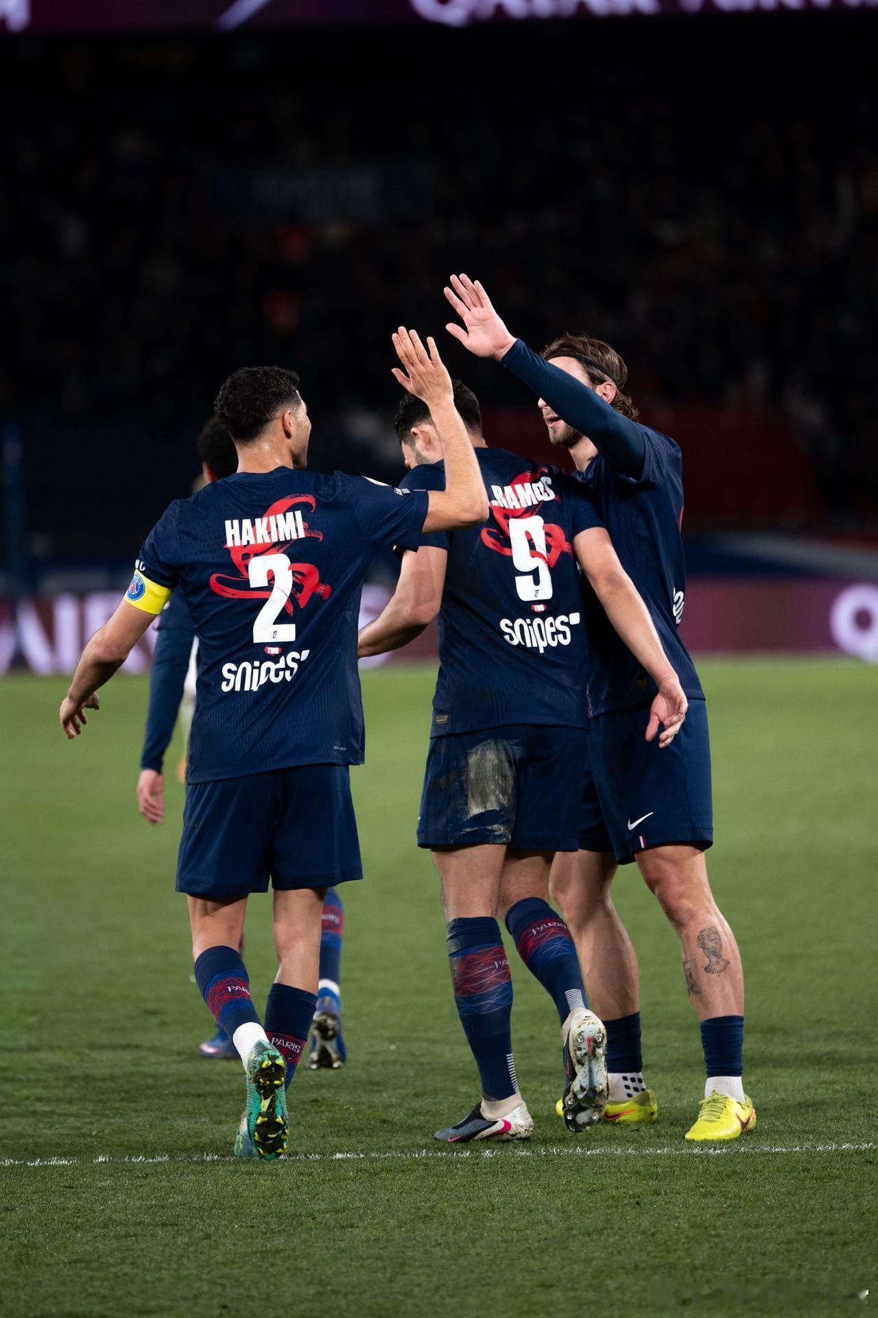 王嘉尔巴黎圣日尔曼联名球衣昨天刚结束的法甲联赛巴黎圣日耳曼3比0梅斯，让国内外球