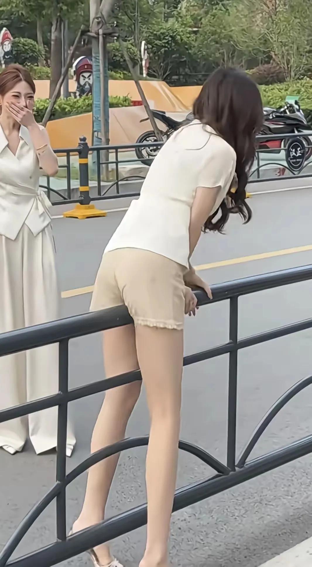 美女，你在干啥？有人在笑你呢！