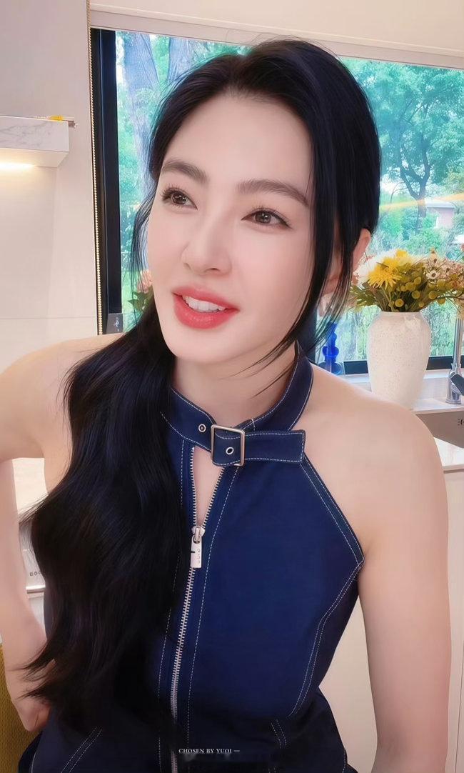 张雨绮这一身挂脖蓝裙氛围感拉满，黑长卷温柔又自带气场，明艳红唇衬得气质出众，松弛