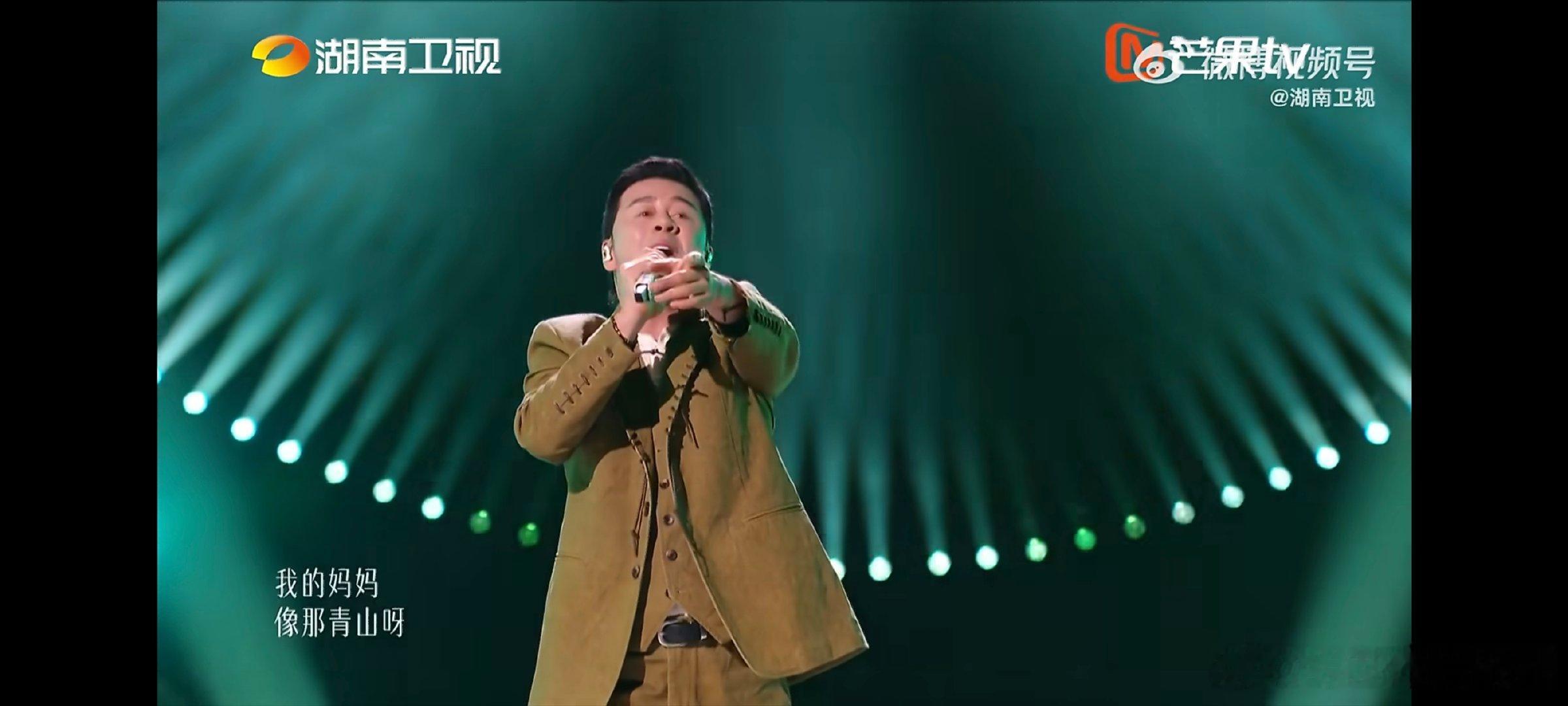 歌手直播杨坤母亲的河音色共情力他独有的醇厚沙哑嗓音格外有故事感，一字一句都盛满了