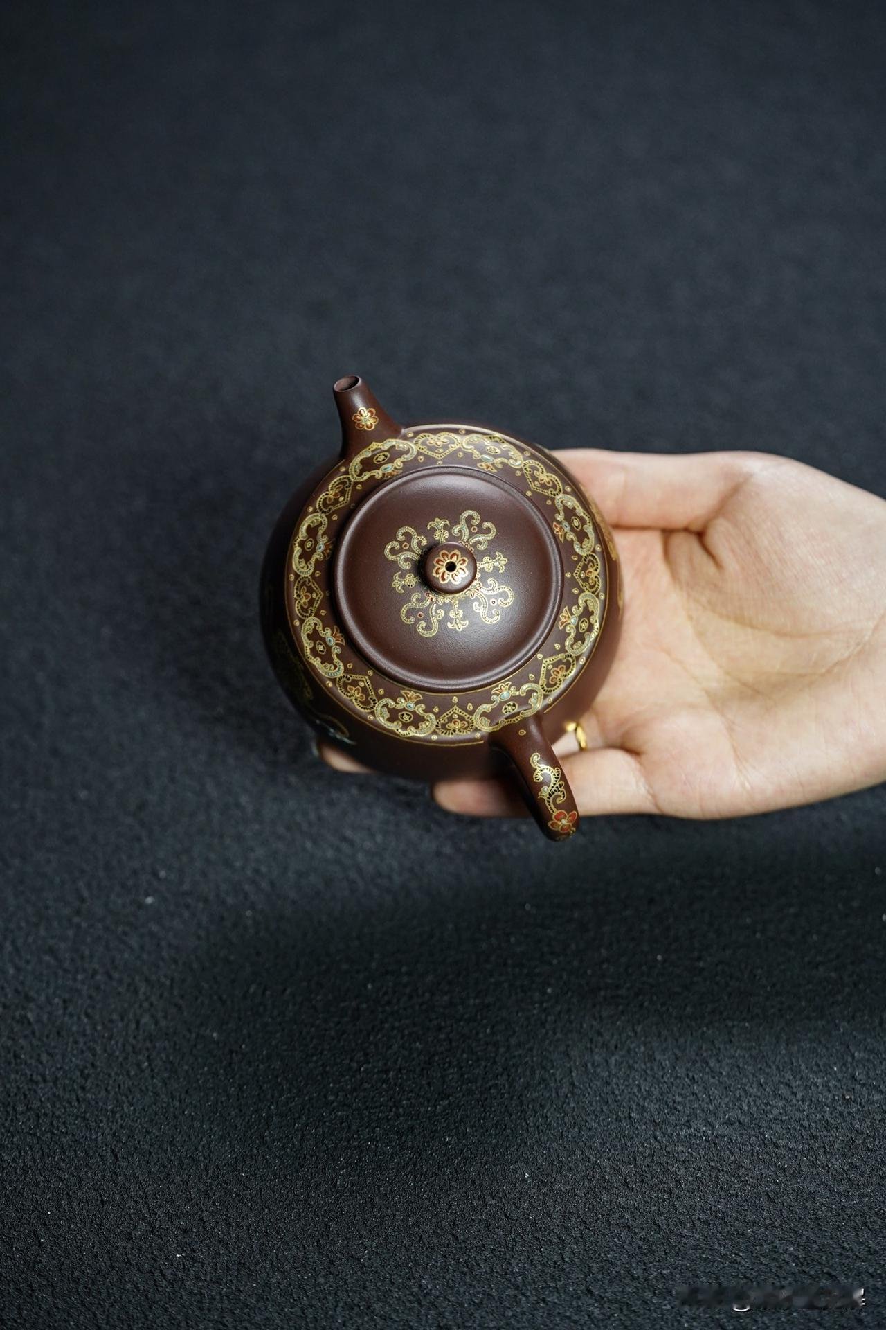 紫砂壶越养越丑？可能是你不懂“变色”的秘密！
很多壶友都有这样的困惑：明明很用心