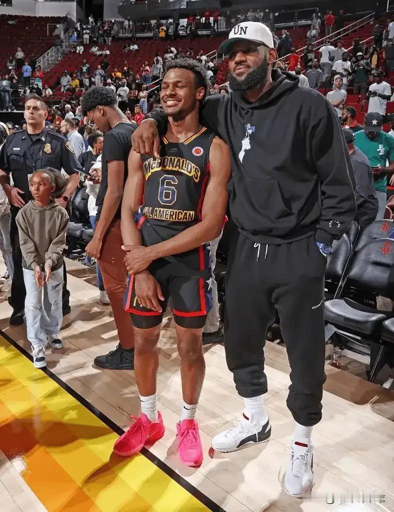 詹姆斯目前最大的愿望:能跟儿子一起打NBA，
詹姆斯已经不仅一次在公开场合表示过