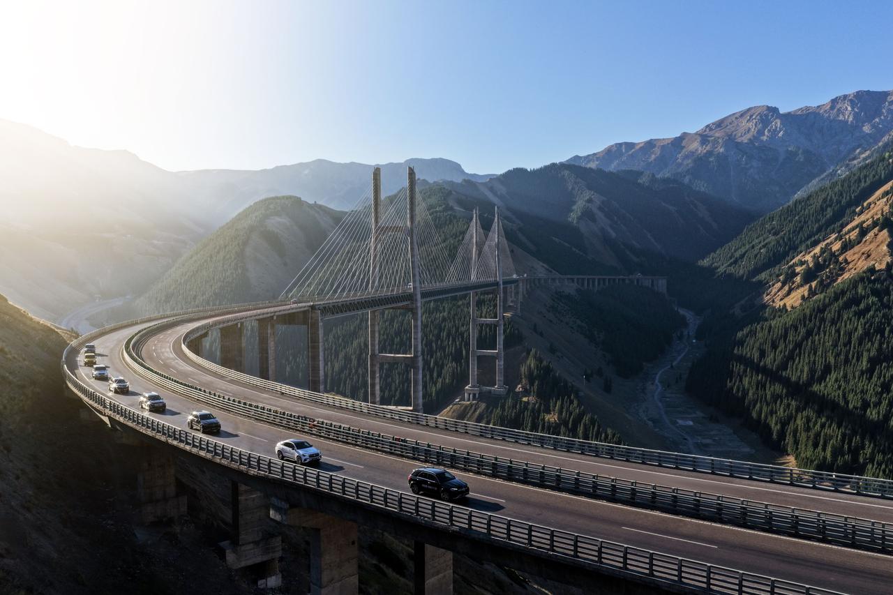 前阵子跟深圳的一个老朋友喝茶，聊起孩子教育的事，聊着聊着我俩都顿住了 —— 因为