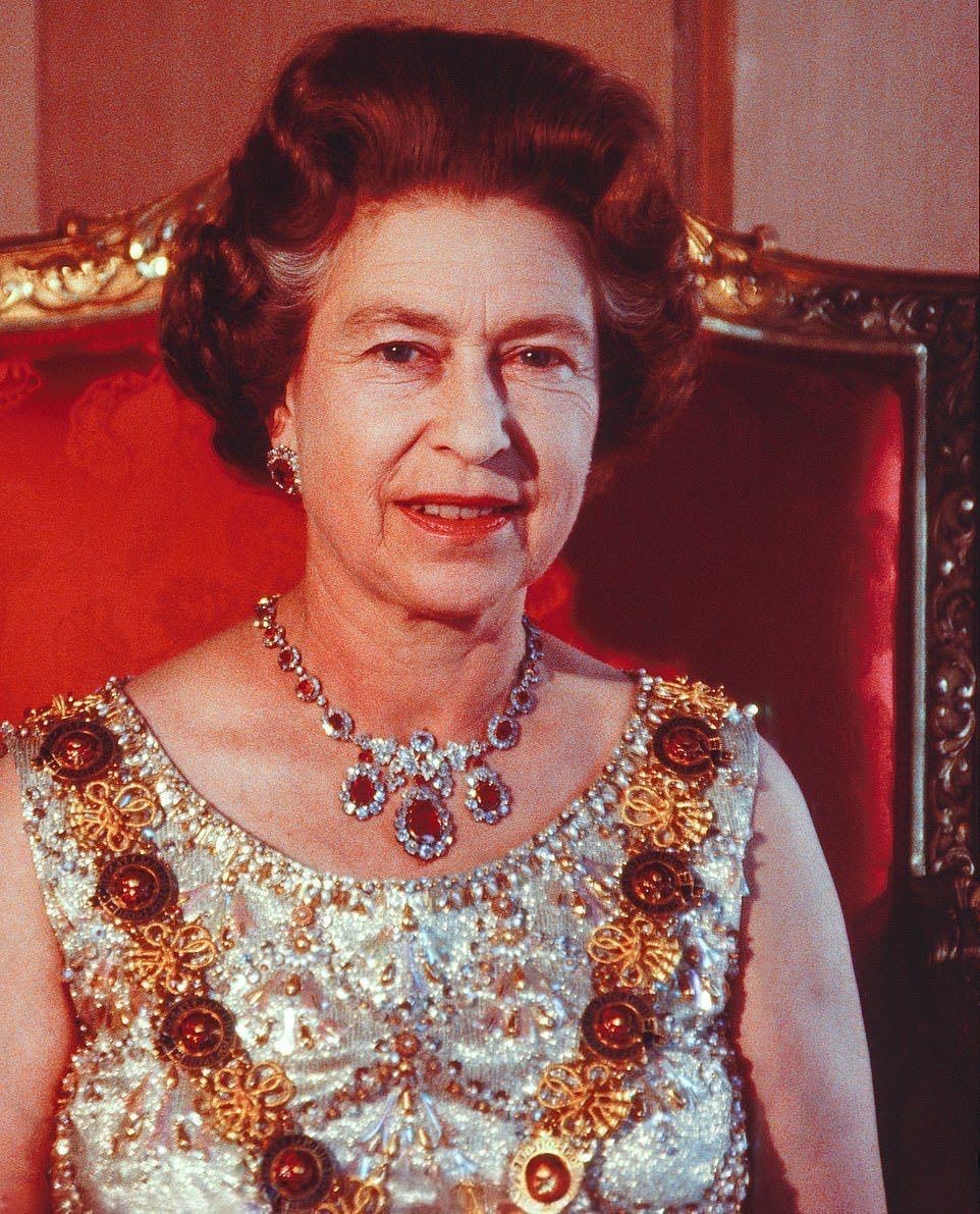 【来自投稿】1986年英国伊丽莎白二世女王在白金汉宫拍摄官方肖像 