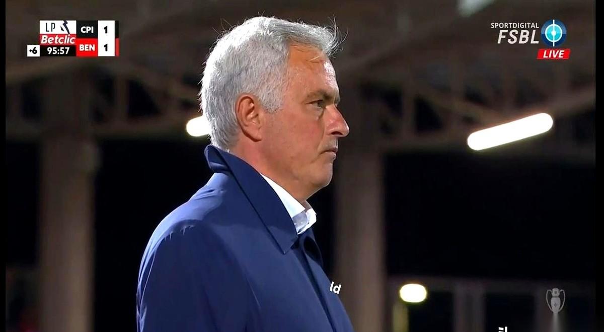 裁判哨响，本菲卡球员还没来得及喘口气，镜头已经急转，死死钉住场边的那个身影。葡萄