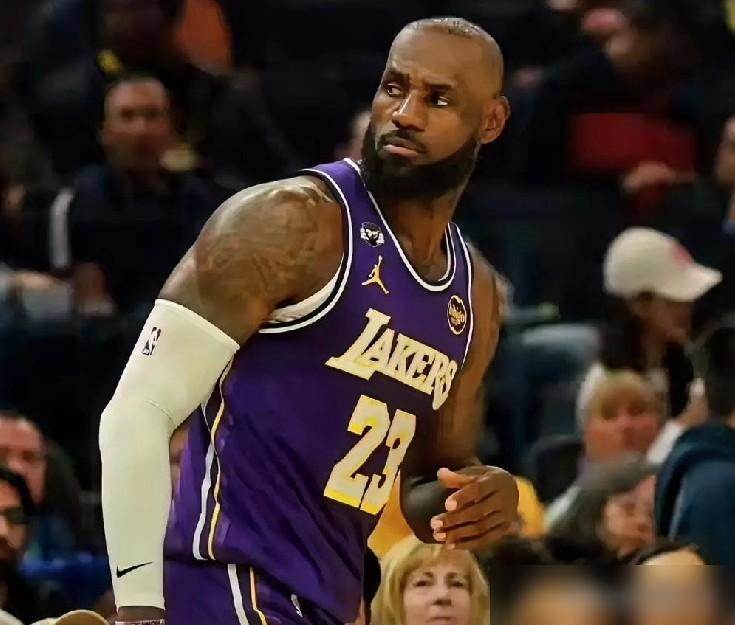 别再传老詹怕被横扫了，那三次0-4，他打出的数据，你根本想象不到。
18年打勇