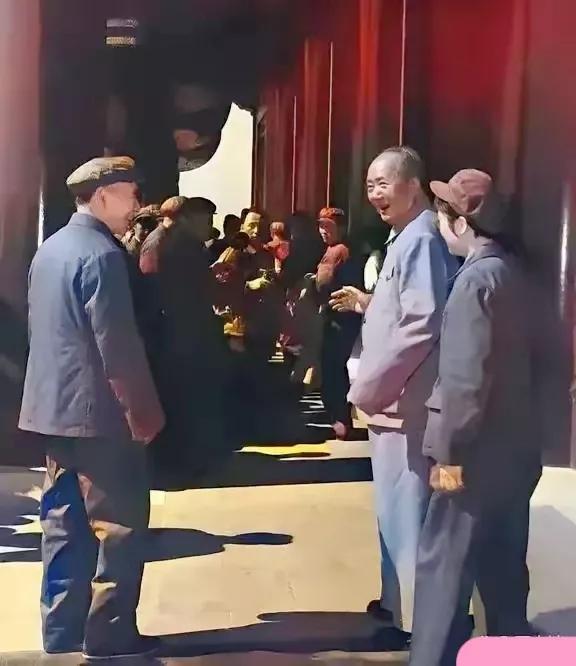 一张毛主席的老照片。
这是一张毛主席在工作人员张玉凤的陪同下，神采奕奕的登上了天