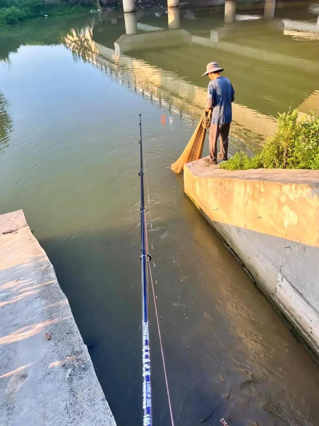 钓鱼居然发生这种事，
请问阁下这该如何应对？[呲牙]