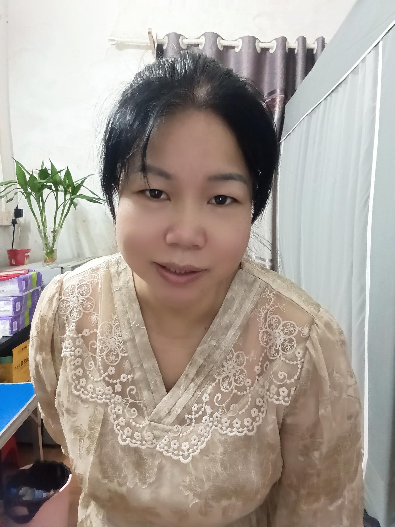 一个40多岁的单身打工女人。每天都是早出晚归。我的社交朋友真的很窄。我不怎么喜欢