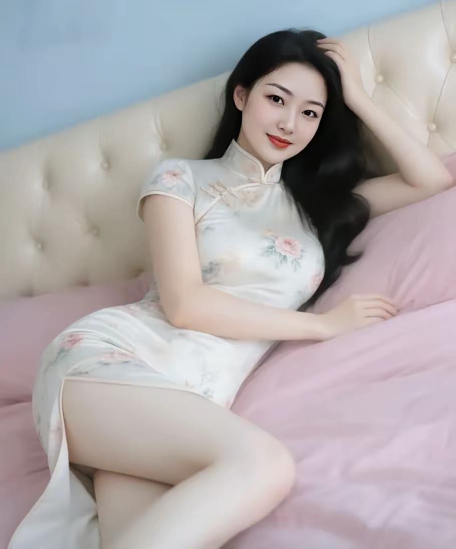 塞鸿秋·闺意
阶前落叶秋光瘦，
寒云笼月黄昏后。
素衣暗惹花痕旧，
云鬟低枕香初