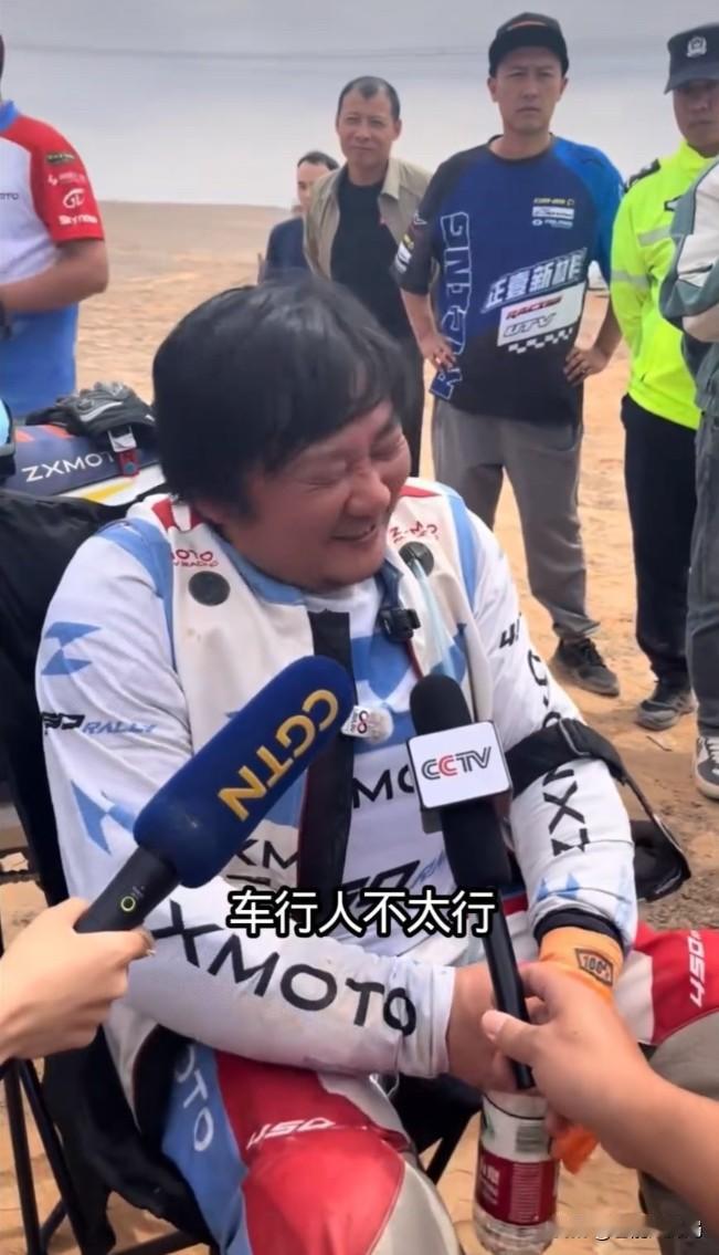 张雪亲自挑战拉力赛，技术一般纯瘾大，后悔不该逞能，力气用完了！

张雪染了个新发