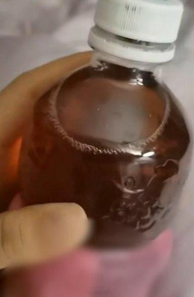 别喝洪水泡过的未开封饮料不管小头还是大头瓶盖饮料，出厂设计并未抵御洪水浸泡，就算