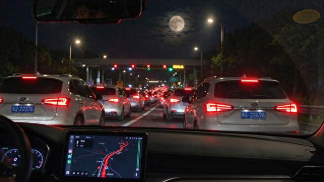 本想错峰避开堵车！万万没想到，自己成了堵车大军里的第一批人。