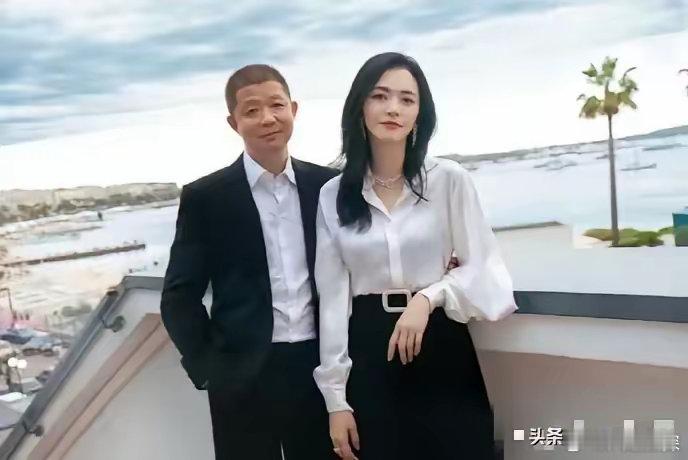 乍见如父女，实则为夫妻。初看恍若父女，实则为一对伉俪。 ​​​