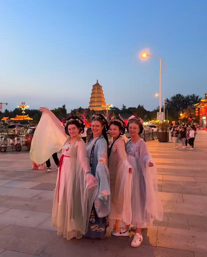 老外来中国旅游已经这么卷了以前来中国旅游，打卡景点拍拍照就行。现在呢，老外们卷起