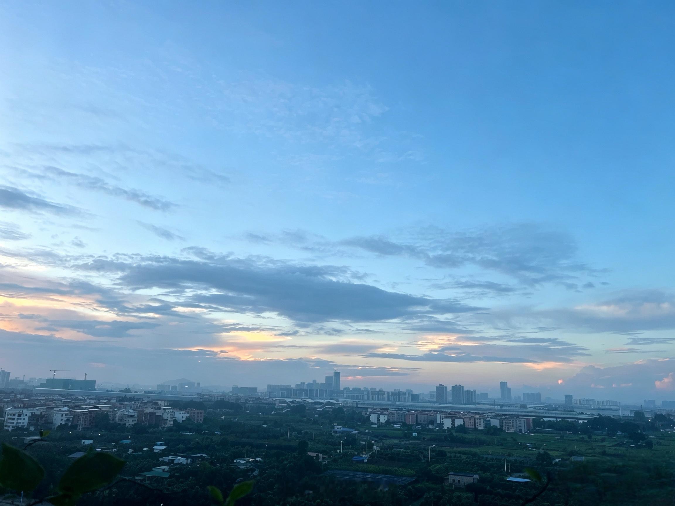 2026年7月9日清晨，站在阳台看着天空。前阵子接连下了好多场雨，今天终于不再下