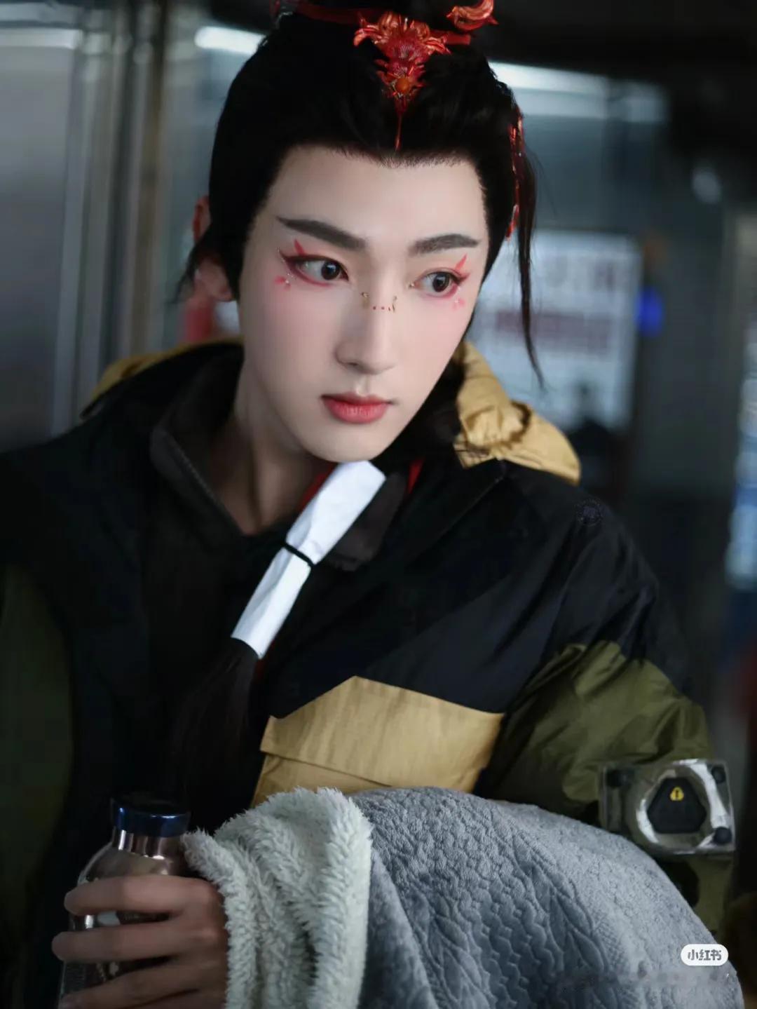 1.成毅李莲花演的好，因为他和李莲花很像，经历一样，爱好也一样。
2.网友看好《