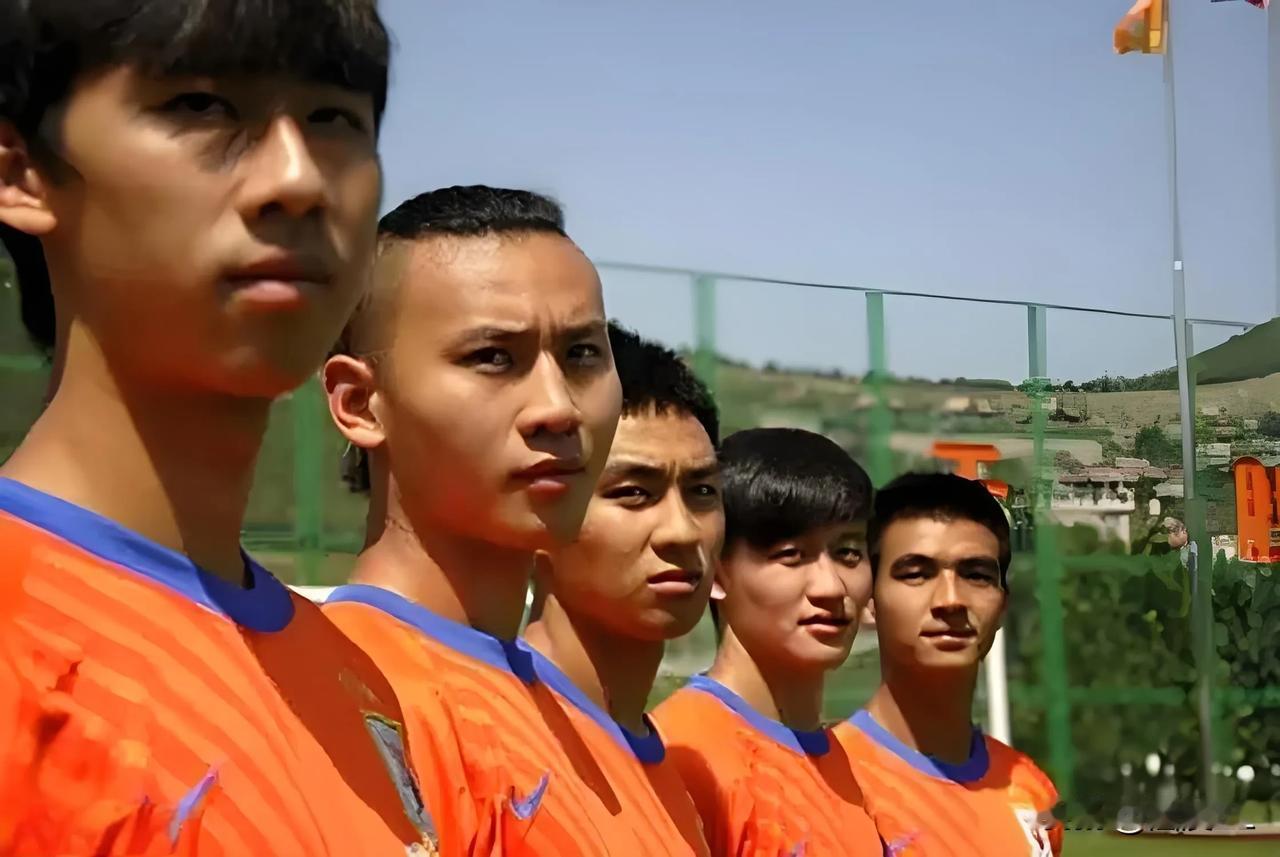 山东泰山招牌不能丢，与其用毕津浩、彭欣力不如锻练买乌郎、贾非凡等年轻小将。
  