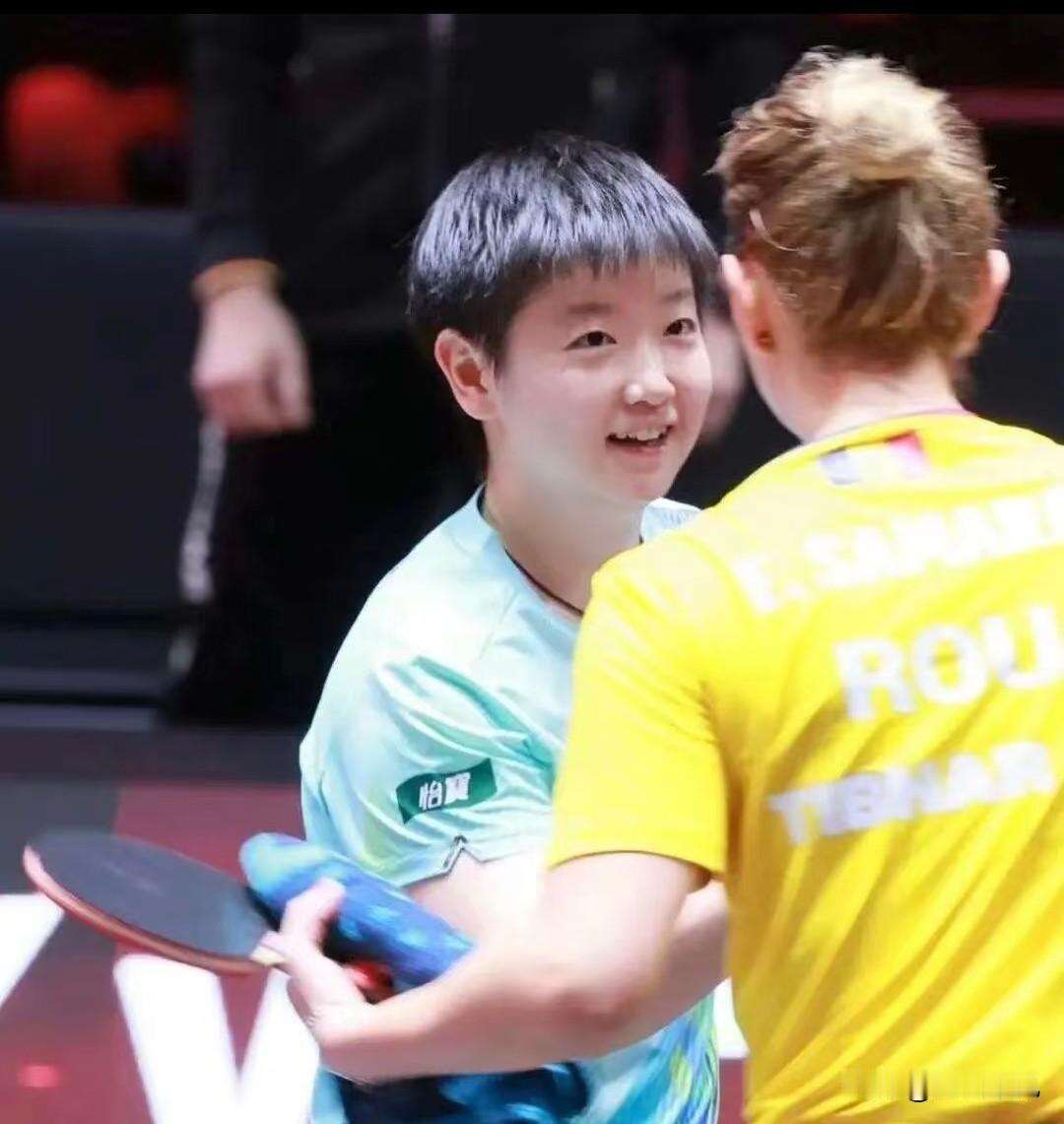 看我们中国的孩子
长着一张干净漂亮纯粹真诚善良的娃娃脸。孙颖莎在赛场上公平公正尊