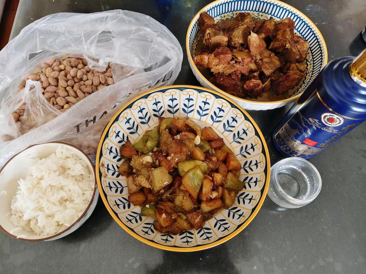 安下心来给家人好好做顿饭。普通的饭菜最养人