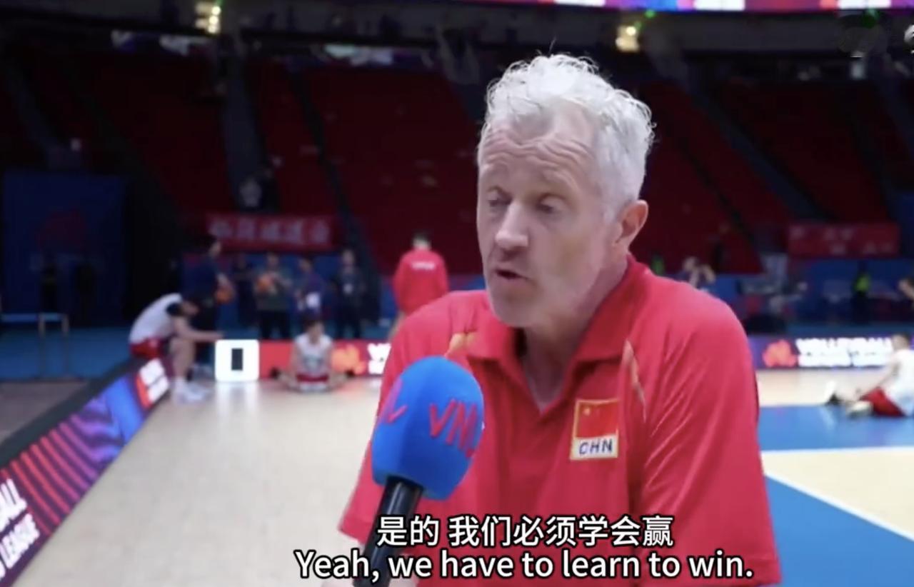 中国男排主教练海宁，赛后气得，久久不能平静。

面对世排联的官方采访，老头气得一