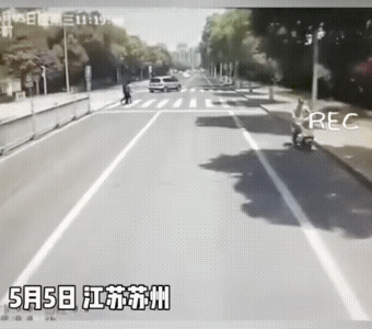 女子和男友发生了争吵，可让人没有想到的是，她的男友竟然把她推倒正在行进的车前。