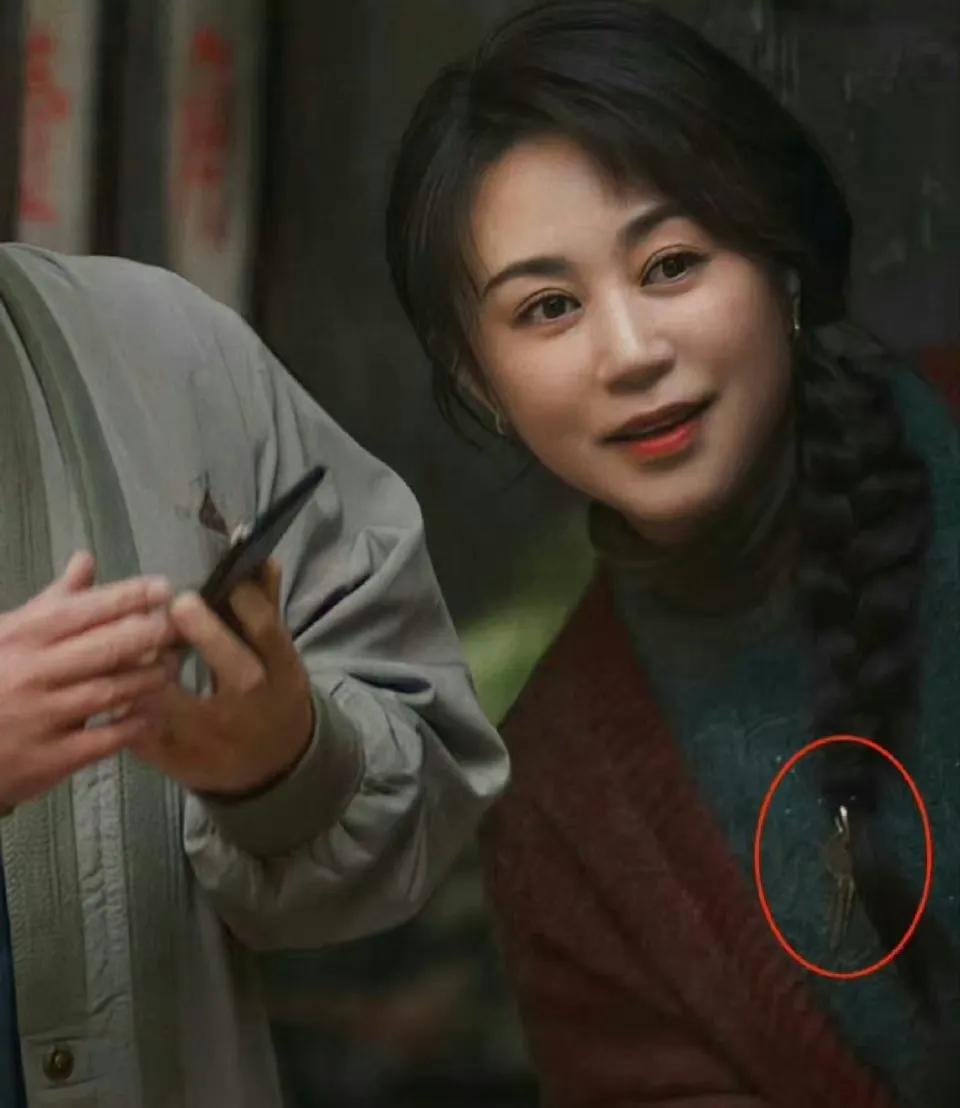 《抓娃娃》里，马丽头上的钥匙扣竟然是巴黎世家？[捂脸]

果然真正的大富都是深藏