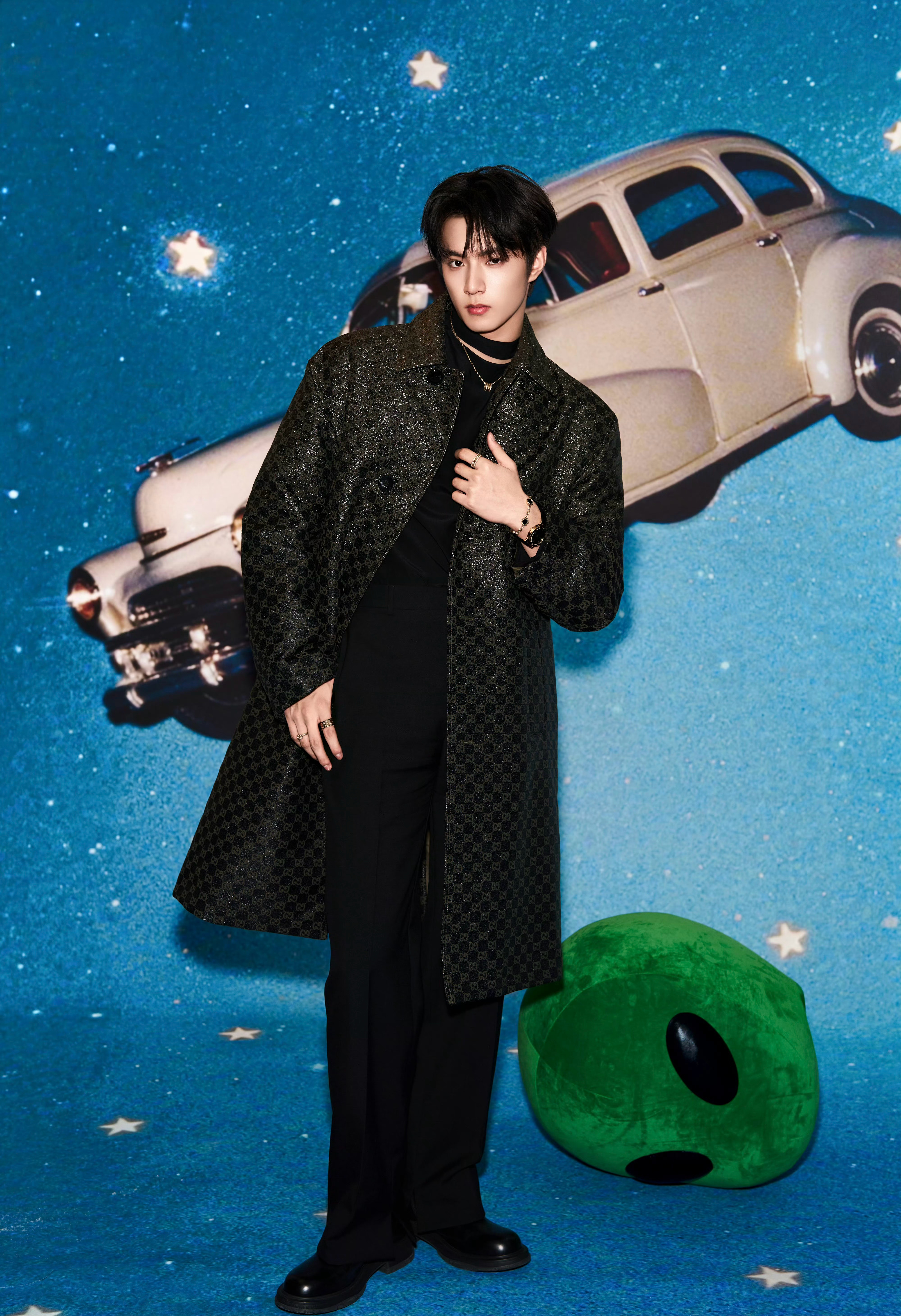 刘耀文 今日新综发布会造型，他终于又穿Gucci啦！Monogram印花皮革大衣