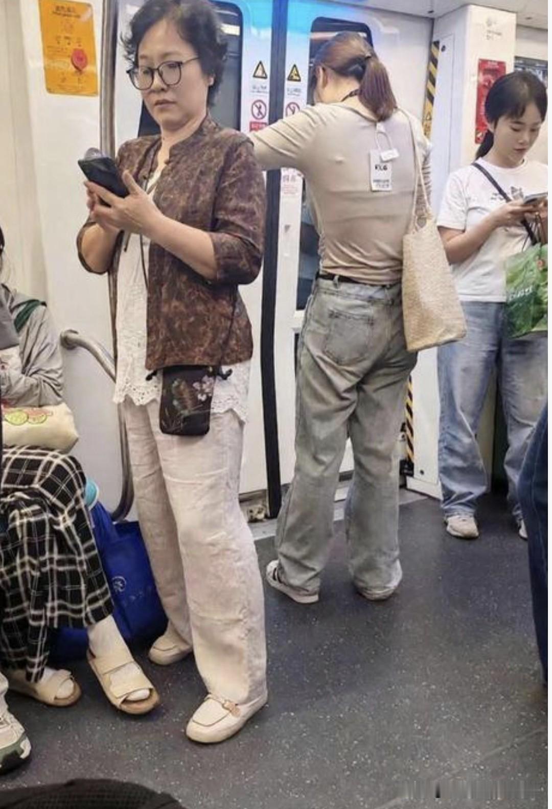 坐地铁随手一拍，不仔细看根本发现不到蹊跷之处。评论区吵翻了天，好多人看了半天都没