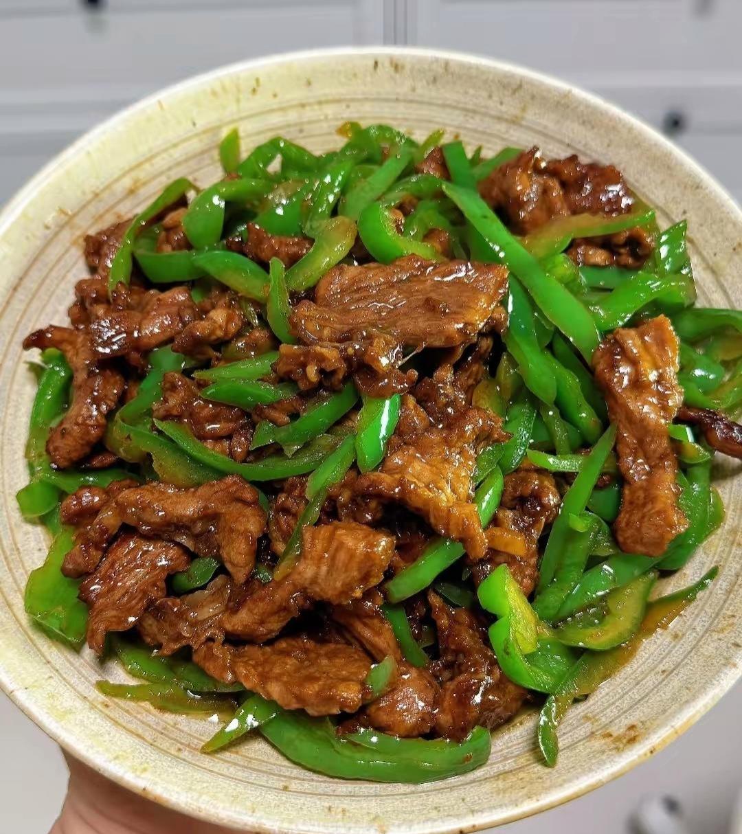 好多人做饭应该都碰到过这种糟心情况。
同样一道青椒炒肉，在外边餐馆吃，肉片软嫩水