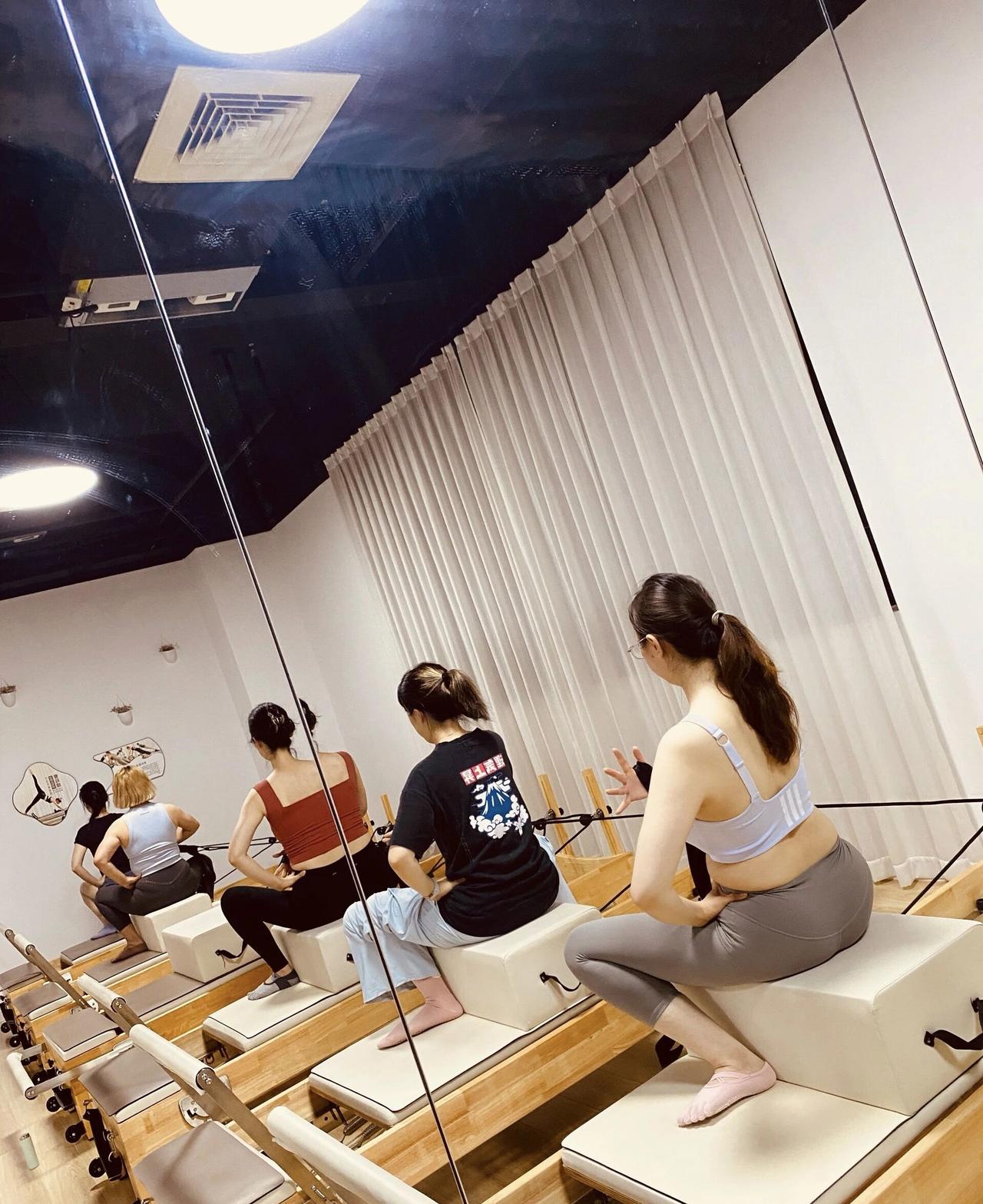 三姐妹一起练瑜伽，好有爱。瑜伽 海滩瑜伽照 瑜伽情景 瑜伽团队合照 瑜伽三合一 