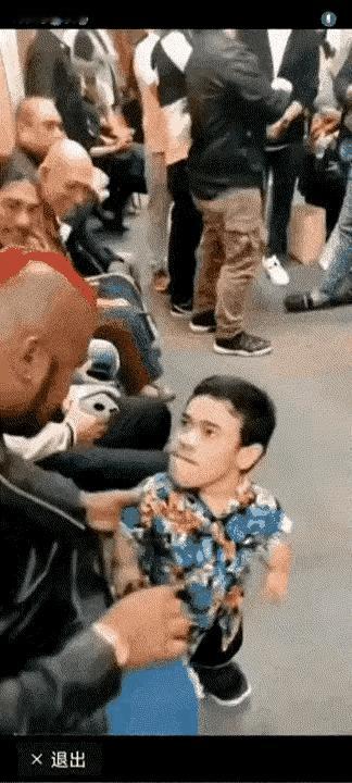 揍他一顿吧，别人说你欺负弱小，不揍他吧，全世界的人都会笑话你软弱，效仿者都在跃跃