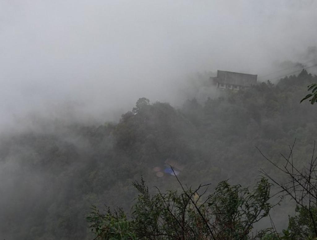 好美！10月11日，四川广元。剑门关下小雨，漫步剑门关的鸟道云雾妖娆似仙境。