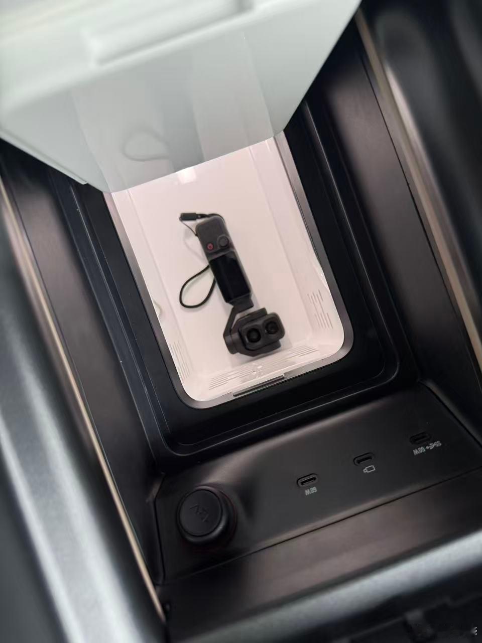 买不到，租了个Pocket 4P干活真就动不动过热。停下车的把车拍架从屁股挪到车