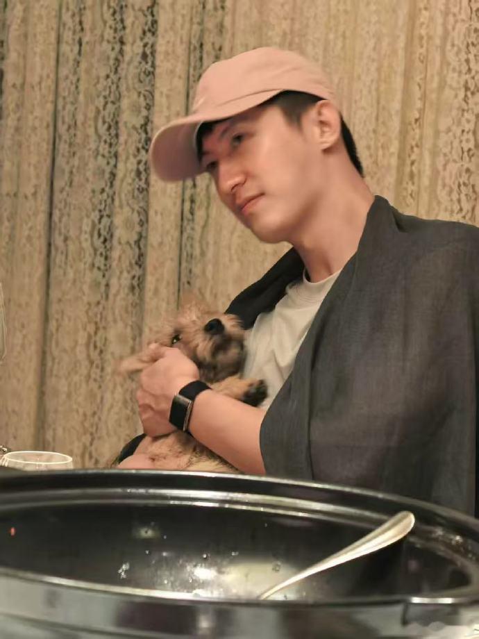 黄景瑜骑车也要带着狗每次刷到黄景瑜骑车带小夏天的片段都忍不住循环，硬朗外形搭配温