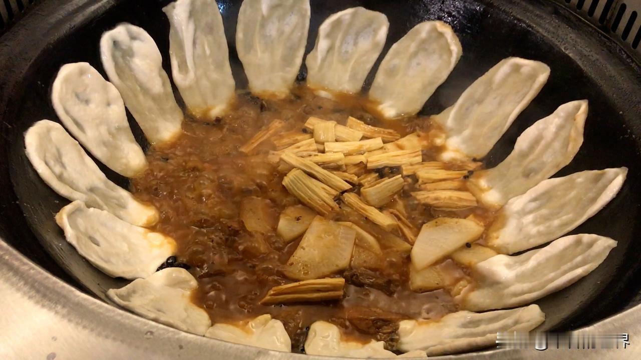 夜里想到大陆的美食小吃我就流口水，这天来跟朋友到附近一间叫做“土灶台”的餐厅，是