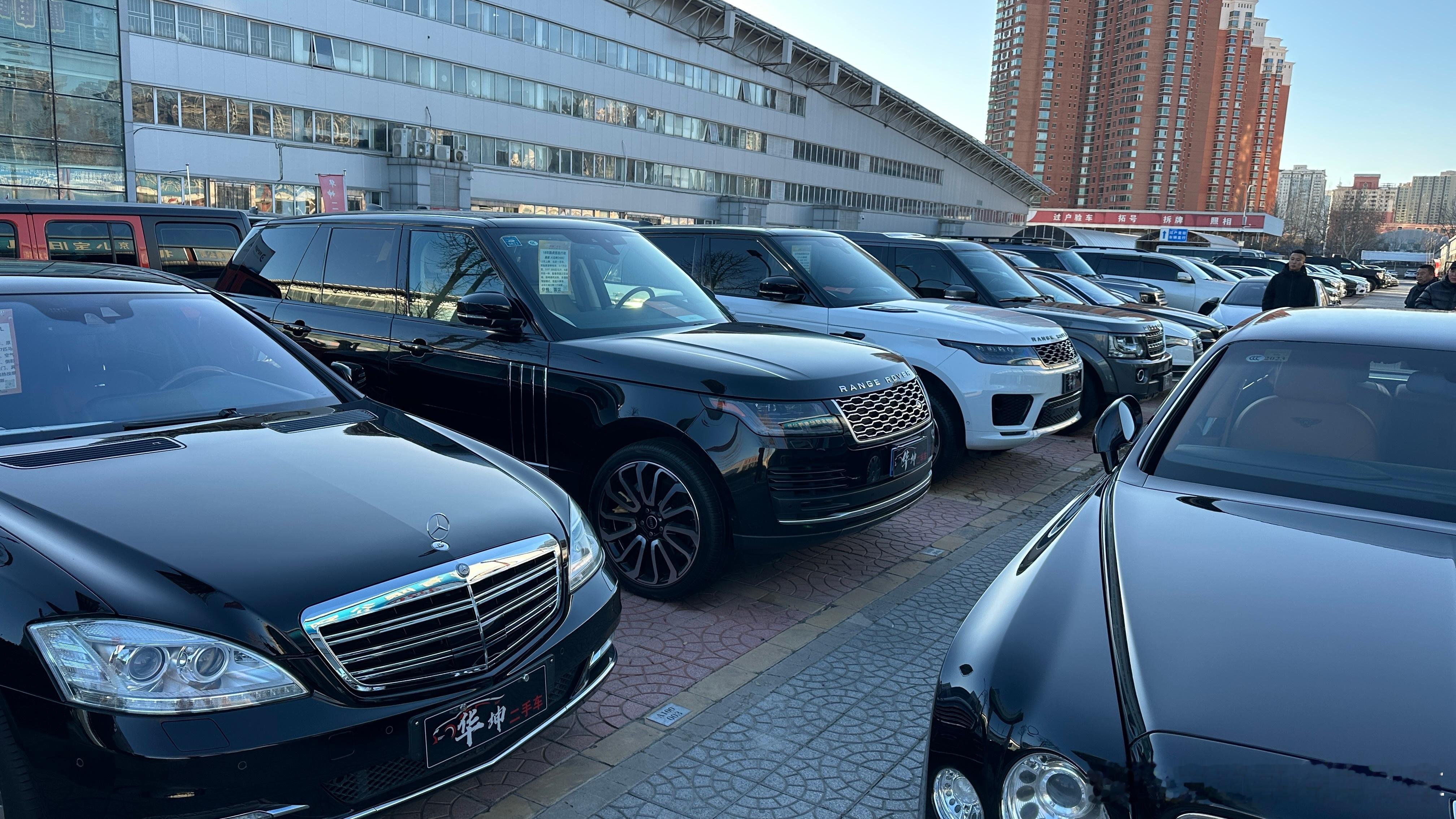 在闲鱼上看到了好多0公里二手车，来花乡看一看。看看是不是网上传的价格那么便宜新能