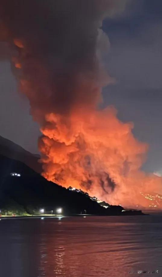 橙色火光刷屏！
法新社拍摄到的委内瑞拉最大军事基地第乌纳堡传出爆炸巨响声，随后燃