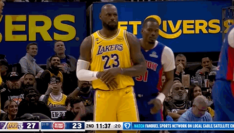 感觉詹姆斯受伤的右手，还是有点影响，一直在摸着。湖人vs活塞