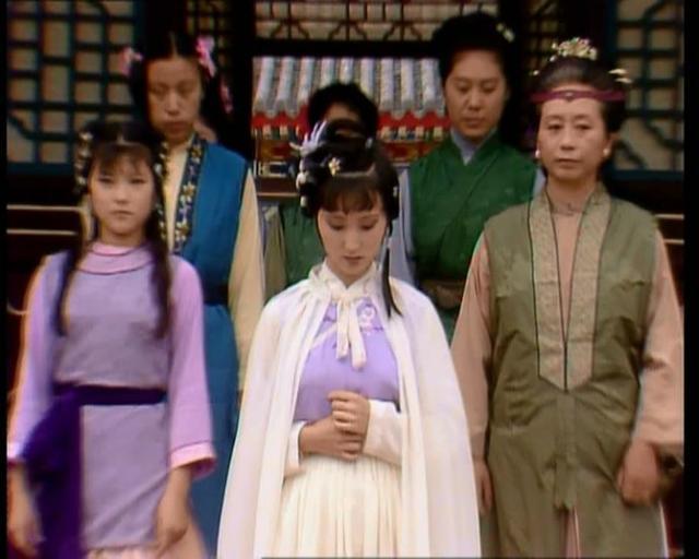 林黛玉初进荣国府，两个舅舅都没有见到，一个说身体不好，一个说斋戒去了。
说明什么