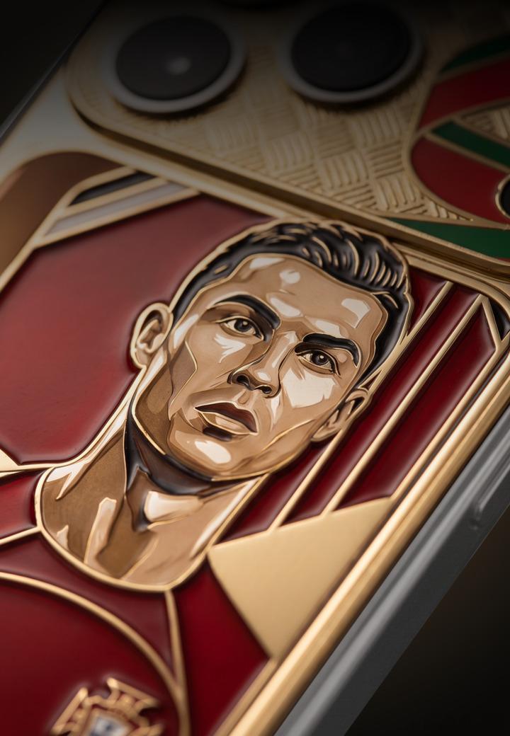 趁着2026年FIFA世界杯落幕，俄罗斯知名的奢侈品牌推出了以足球巨星梅西和C罗