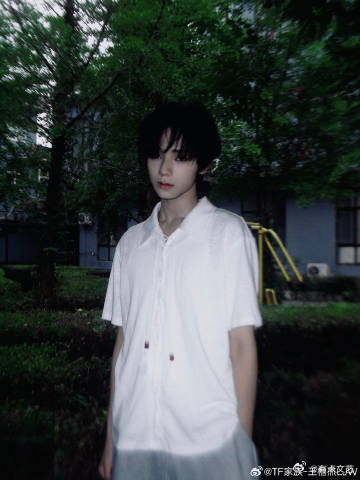 王橹杰完全忧郁男主 他的忧郁是带着温度的，像冬日里的一杯温水，纯白衣衫衬得他愈发